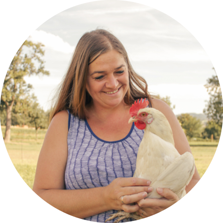 Andrea mit einer weißen Henne im Arm