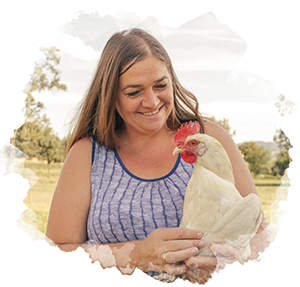 Andrea mit einer weißen Henne im Arm