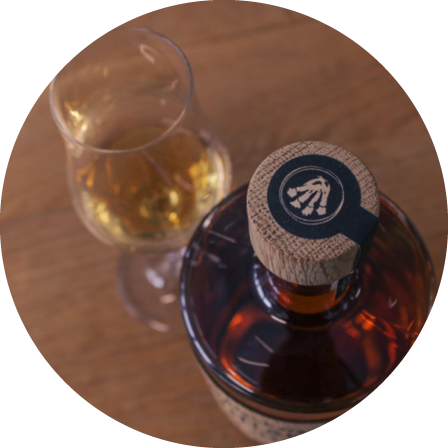 Kaltenberger Whisky Flasche mit eingeschenktem Glas