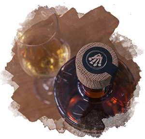 Kaltenberger Whisky Flasche mit eingeschenktem Glas