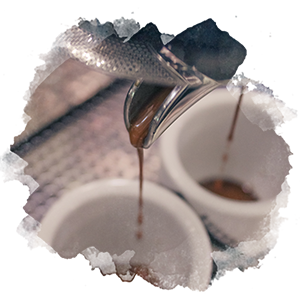 Nahaufnahme von Kaffeesiebträger mit Espresso